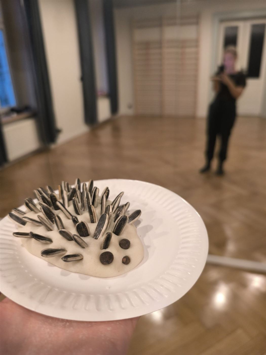Jeż ulepiony z masy sensorycznej z kolcami z pestek słonecznika